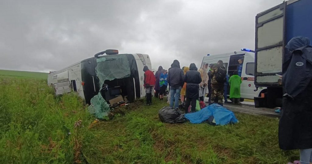 Семь человек пострадали в аварии с туристическим автобусом в Башкирии