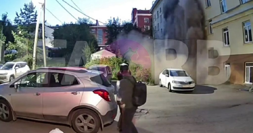 В центре Уфы обрушилась стена здания на Коммунистической