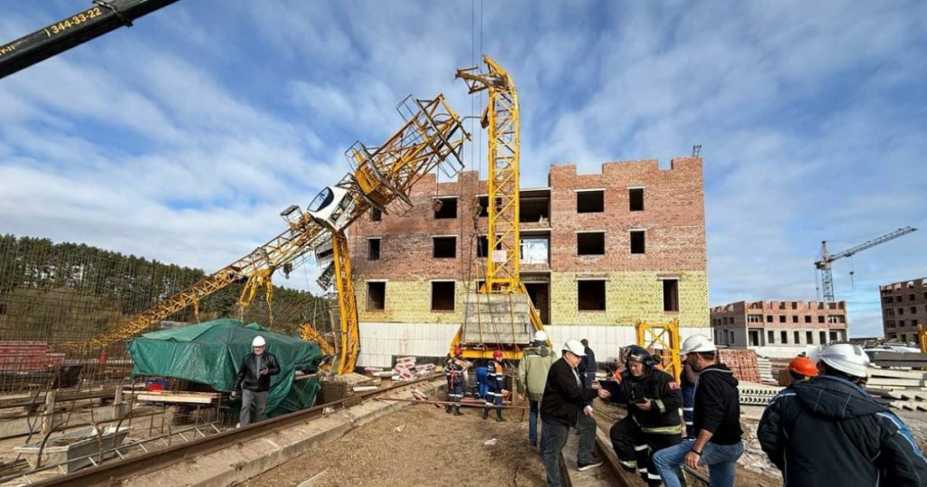 Пять человек пострадали при обрушении башенного крана под Уфой