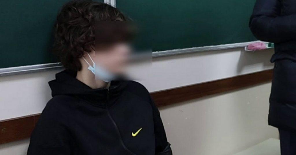 Напавшего на школу в Уфе девятиклассника отправили под домашний арест