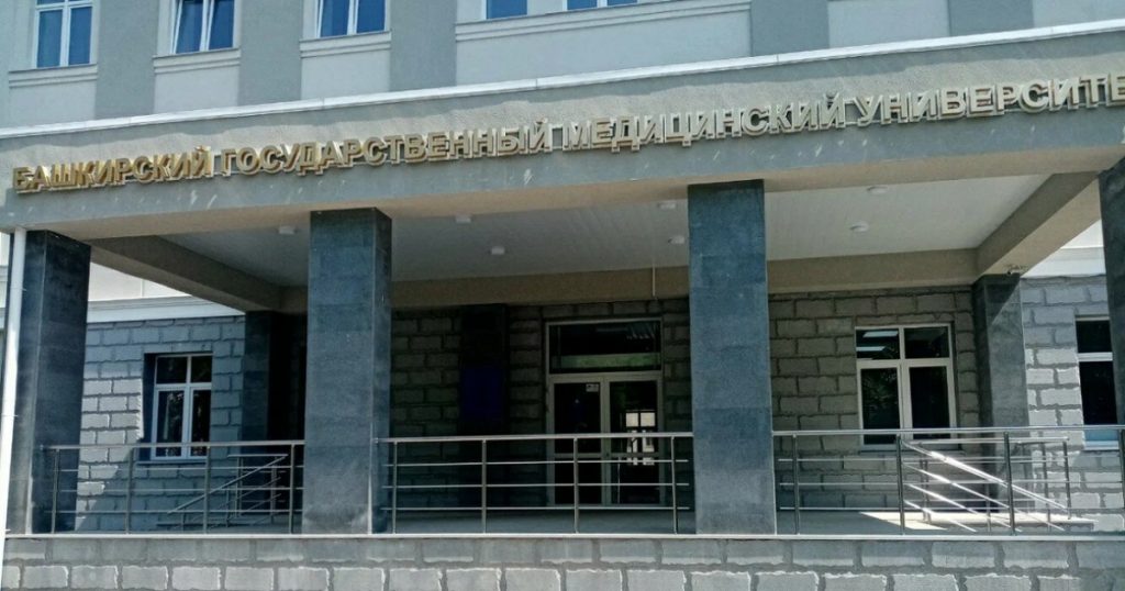 При нападении на общежитие в Уфе ранены двое полицейских