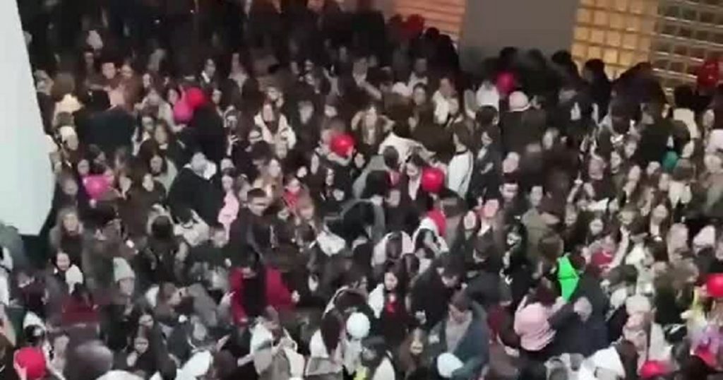 Двое пострадали в давке на акции ко Дню влюбленных в ТЦ «Планета» в Уфе