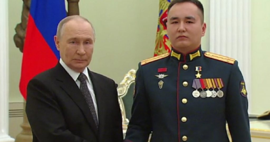 Владимир Путин вручил бойцу из Башкирии «Золотую Звезду» Героя России