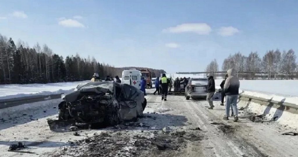 Пять человек погибли в ДТП с тремя автомобилями в Башкирии